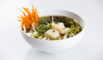 Bouillon asiatique aux saint jaques et champignons noirs