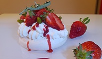 Pavlova aux fraises et chantilly verveine