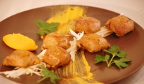 Brochette Yakitori de boeuf et fromage, salade de navet mariné