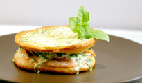 Croque blinis au saumon fumé, crème aux herbes