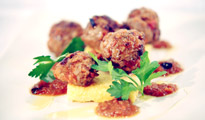 Boulettes de bœuf aux tomates confites, polenta panée au parmesan