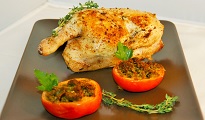 Mini-poulet contisé au Tartare et aux fines herbes, tomates provençales en crumble