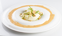 Aumônière en poireau aux gambas, Noilly et amandes grillées