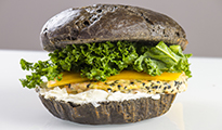 Burger au pain noir, saumon et sauce citronnée