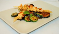 Brochette en citronnelle de poulet mariné, légumes marinés et grillés aux épices douces