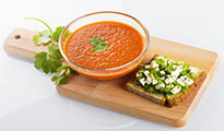 Gaspacho de pastèque à la moutarde et coriandre, tartine aux poivrons et feta