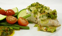 Dos de poisson, salsa aux amandes et salade de fruits