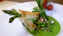 Croustillant d'asperges vertes au parmesan, coulis de petits pois et fraîcheur de légumes