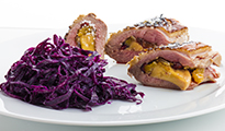 Filet de canard farci aux fruits secs et foie gras, choux rouge aigre doux