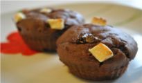 Dark chocolate muffin with white chocolate notes