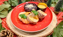 Dos de cabillaud en ballotine, farce fine aux gambas, beurre blanc et risotto noir au parmesan