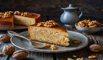 Gâteau moelleux aux noix caramélisées et glaçage à la vanille