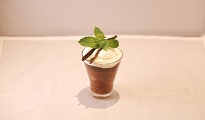 Coulant aux chocolats inversé, coulis de framboise et chantilly