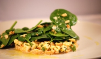 Salade bollywood, poulet korma, lentille corail, pousse d’épinard aux amandes et noix de cajou