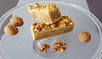 Gâteau moelleux aux noix caramélisées et glaçage à la vanille