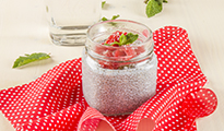 Chia pudding au lait de coco, sirop d'érable et fruits rouges