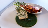 Salade de légumes croquants, filet de poisson rôti, coulis vert