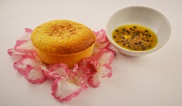 Fondant au chocolat blanc, coulis aux fruits de la passion