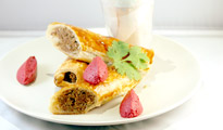 Sausage rolls, condiment à la betterave, noix de cajou et potatoes maison