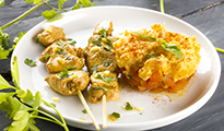Brochettes de poulet mariné au citron confit et crumble de tomates