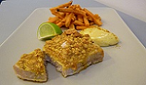Steak d'espadon en croûte d'épices et cacahuètes, frites de patate douce et mayonnaise des îles