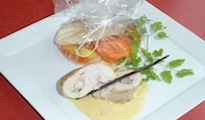 Cuisse de pintade en ballottine à la gambas et estragon, crème vanille et Noilly-Prat, légumes racine en papillote