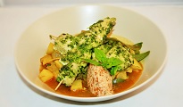 Brochette de volaille au pistou, condiment provençal, ragoût de légumes parfum bouillabaisse