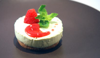 Cheesecake au thé vert Matcha, coulis de framboises