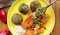 Boulettes de lentilles aux herbes, sauce à l'ail et patates douces