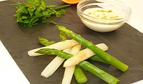 Duo d'asperges, mousseline au curry et herbes folles