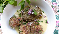 Boulettes de boeuf sauce crémeuse au parmesan, pommes de terre farcies aux champignons