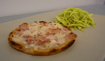Tarte fine façon Flammekueche, choux croquant en salade