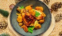 Poulet mijoté au miel et pain d'épices, légumes de Noël rôtis