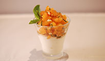 Mousse légère au citron et fromage frais, abricots au miel