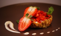 Nougatine de pistache, fromage blanc-passion et fraises