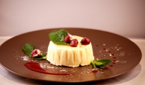 Charlotte aux framboises, brioche et chocolat blanc croquant