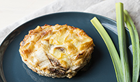 Tarte aux poireaux, reblochon et noisettes