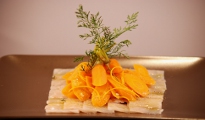 Carpaccio de lieu jaune, carottes au cumin, coco et à l'orange, friture de fanes sans huile