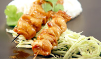 Brochettes de poulet yakitori, gohan et salade de chou au vinaigre de riz