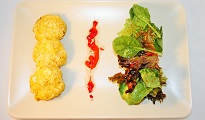 Chèvres chauds aux amandes et thym, mesclun à la vinaigrette miel-framboise
