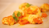 Boulettes de volaille aux tomates confites, polenta pané au parmesan