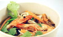 Soupe de nouilles udon, gambas et champignons
