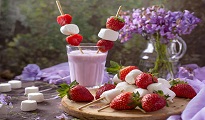 Cocktail fruité et sa brochette de fruits et chamallows