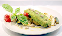 Poisson pané en croûte verte, légumes rôtis