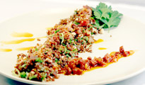 Salade de quinoa rouge, vinaigrette au chorizo et crispy de jambon cru