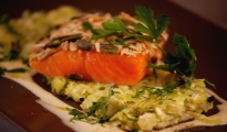 Saumon pané aux graines, cuit en basse température. Fondue de poireaux, et crème d'ail