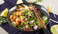 Poke bowl au saumon mariné et légumes croquants