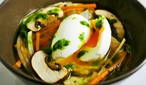 Bouillon aux shitakés et légumes racine, oeuf mollet et pistou de roquette