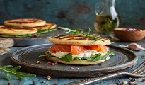 Croque blinis au saumon fumé, crème aux herbes