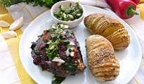 Rôti de boeuf aux herbes, pommes de terre rôties et sauce chimichurri